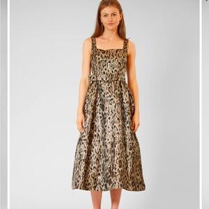 Sleeveless GOWN with SCOOP-NECKLINE
Julia Jordan